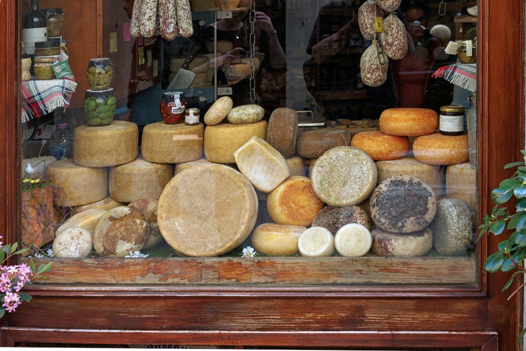 Laden mit ausgestellten Käseformen aus Pecorino di Pienza