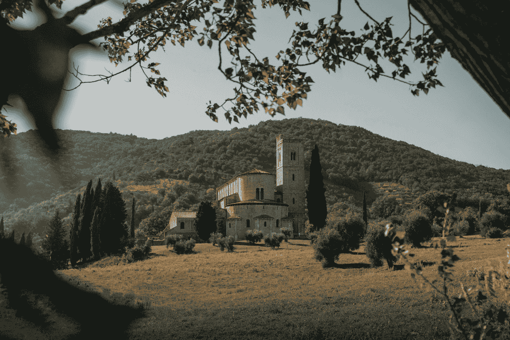 Blick auf die Abtei Sant'Antimo auf dem Hügel