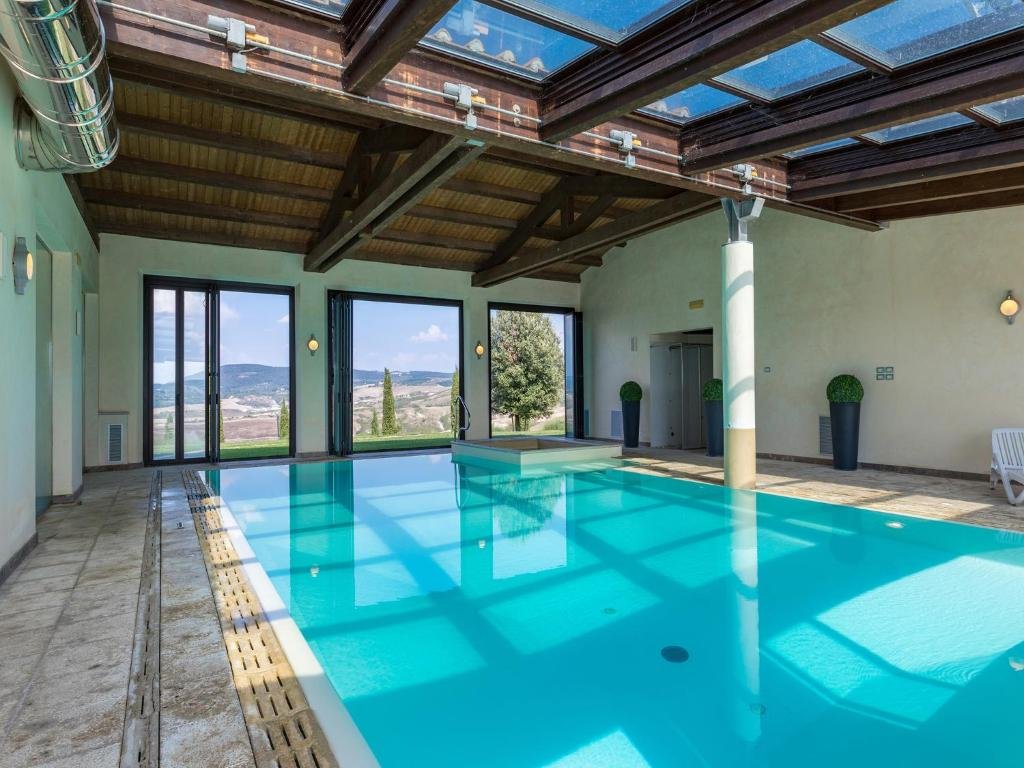 Indoor Pool mit großen Fenstern im Agriturismo Baccoleno
