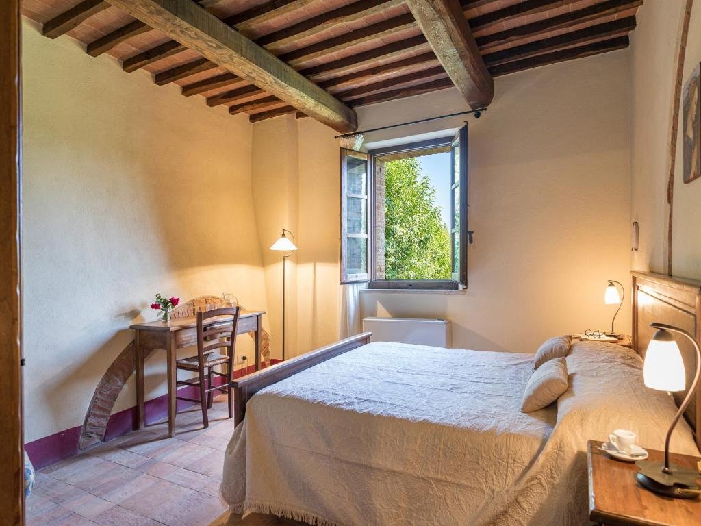 Schlafzimmer mit Doppelbett und Balkendecke