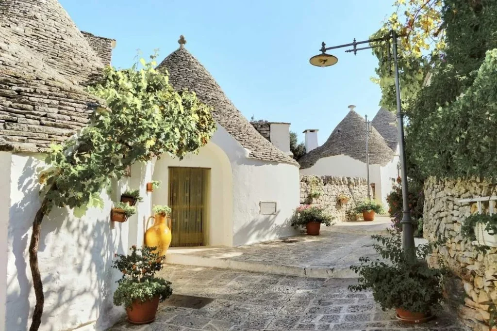 Gasse in Alberobello in Apulien