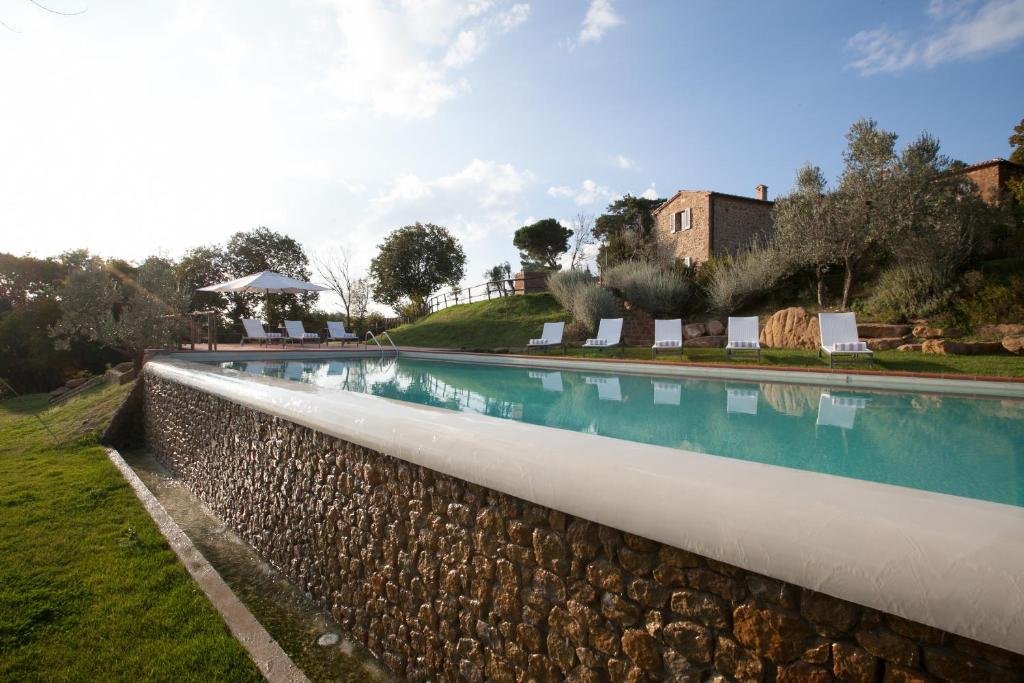 Pool mit Liegen im Borgo Sant'Ambrogio in der toskana