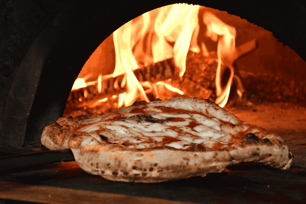 Neapolitanische Pizza Margherita die im Il Pizzaiuolo aus dem Ofen kommt