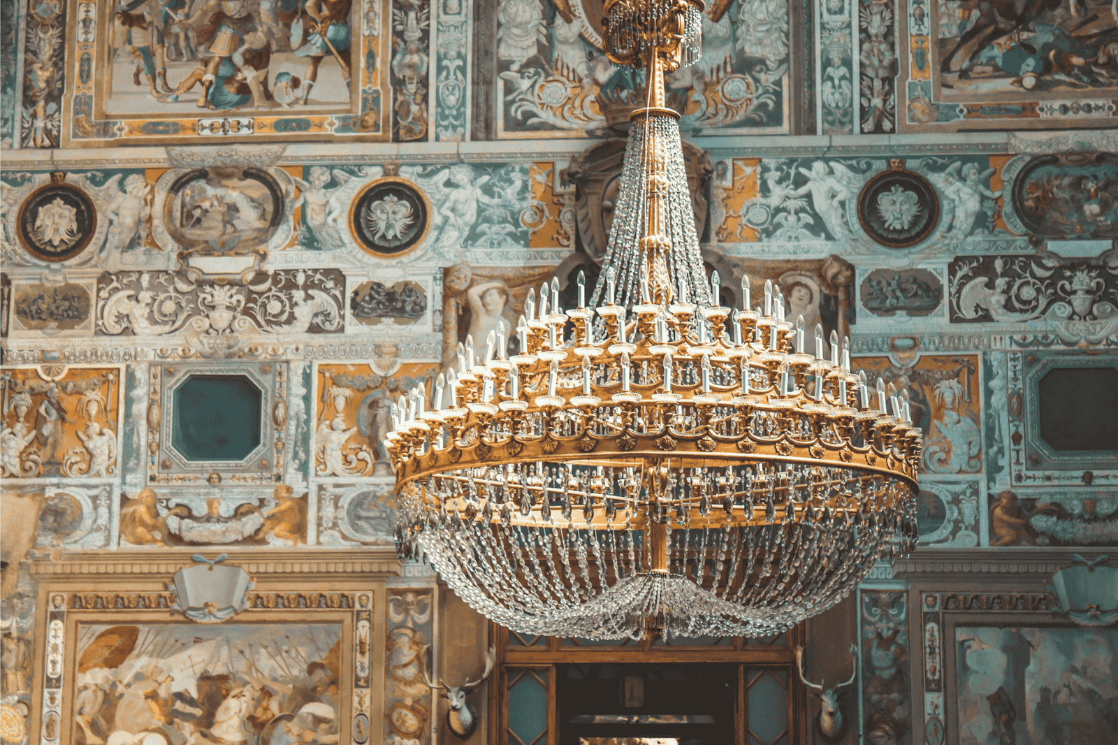 Kronleuchter der Villa Petraia in Florenz mit Fresken im Hintergrund