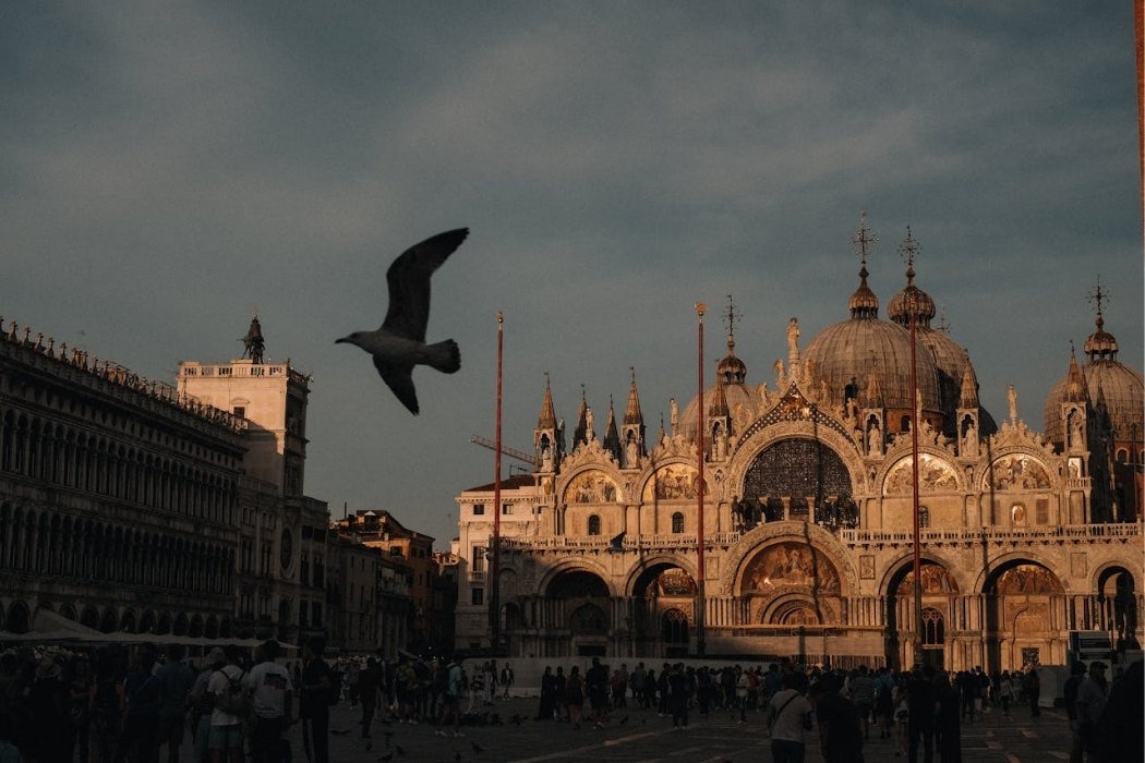 Blick auf den Markusdom zum Sonnenuntergang in Venedig im Winter