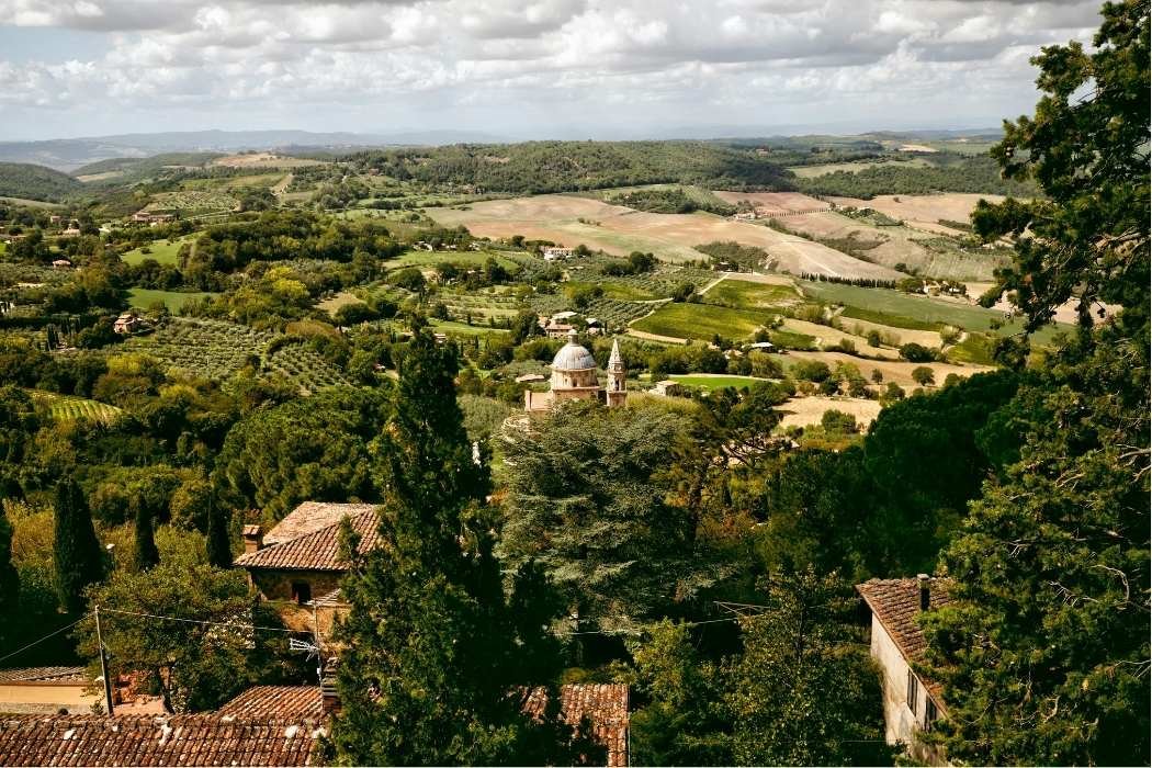 Blick von Montepulciano auf Landschaft und San Biagio