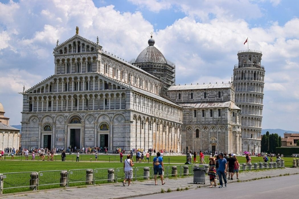 Blick auf die Piazza dei Miracoli mit dem Schiefen Turm von Pisa und Kathedrale