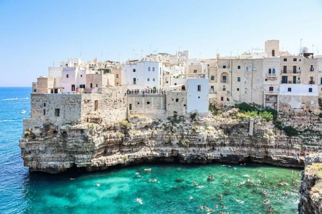 Polignano a mare Felsen mit Stadt oben drauf