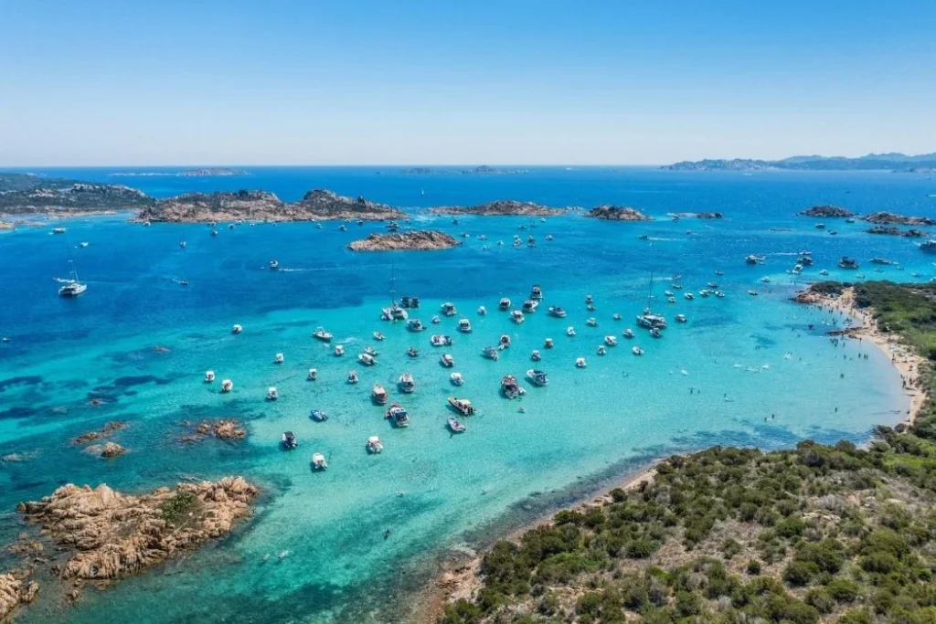 Sardinien Bucht mit Booten