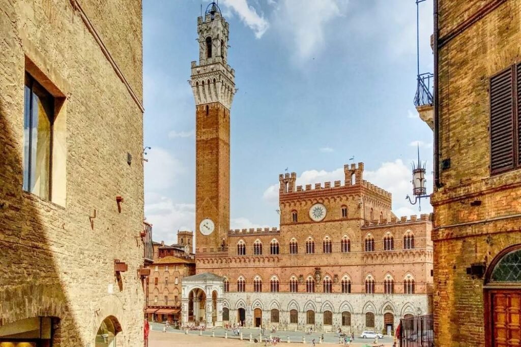 Blick auf die Piazza del Campo in Siena mit Torre del Mangia