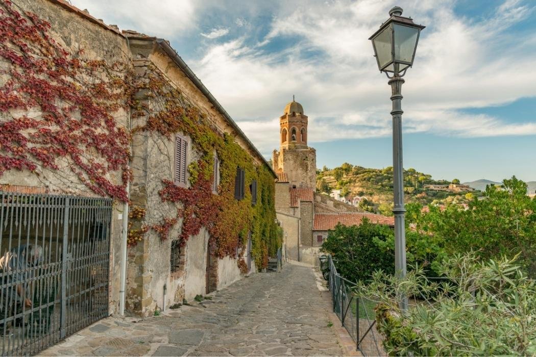 Blick auf Kirchturm in Altstadt von Castiglione della Pescaia