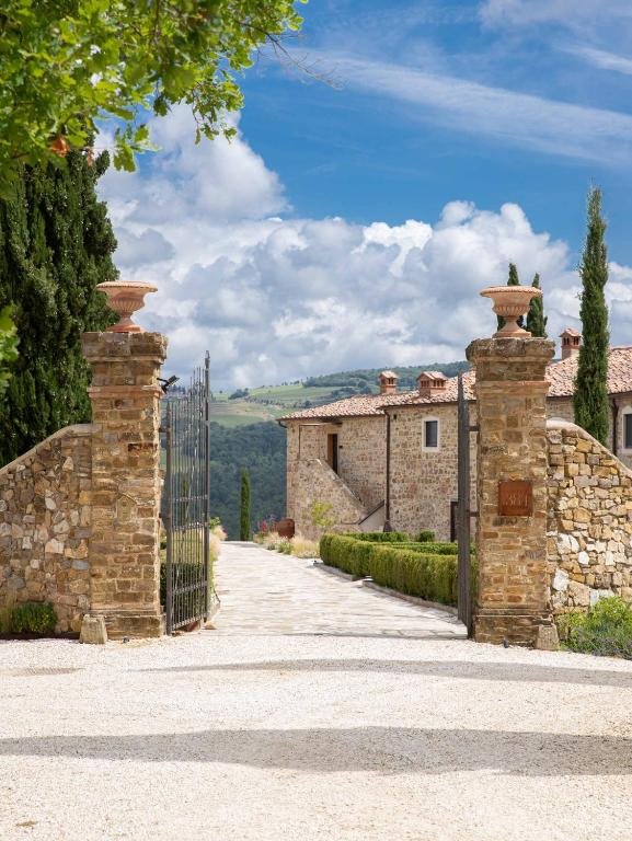 offenes Tor zum toskanischen weingut