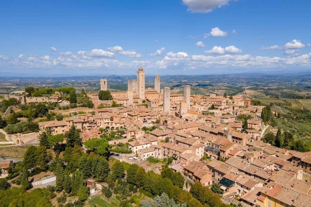 Luftansicht auf San Gimignano mit Türmen