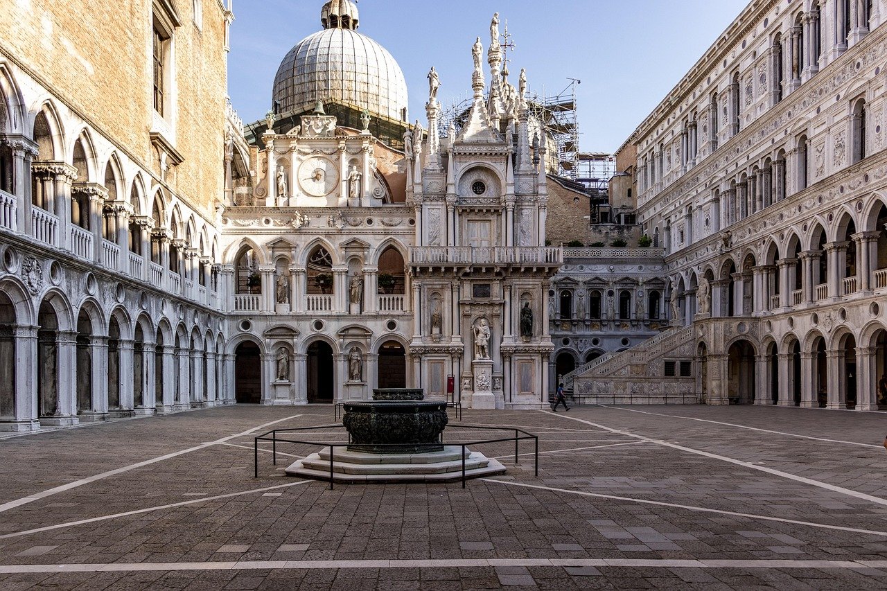 Menschenleerer Innenhof des Dogenpalasts in Venedig im Winter