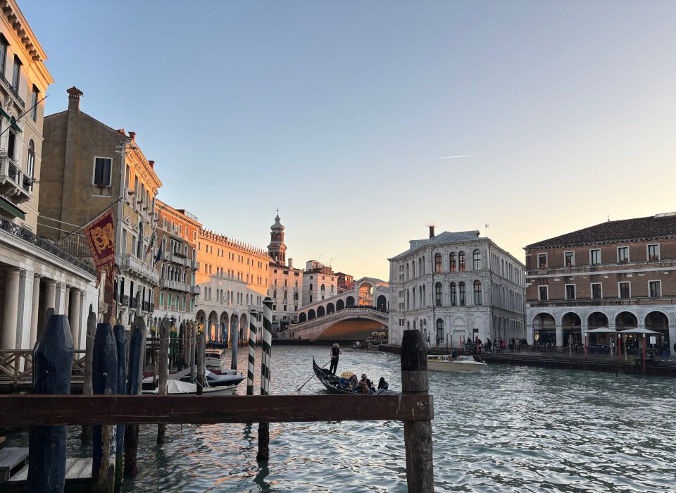 Vom Campiello de Remer hat man einen ungestörten Blick auf den Canal Grande und die Rialto Brücke