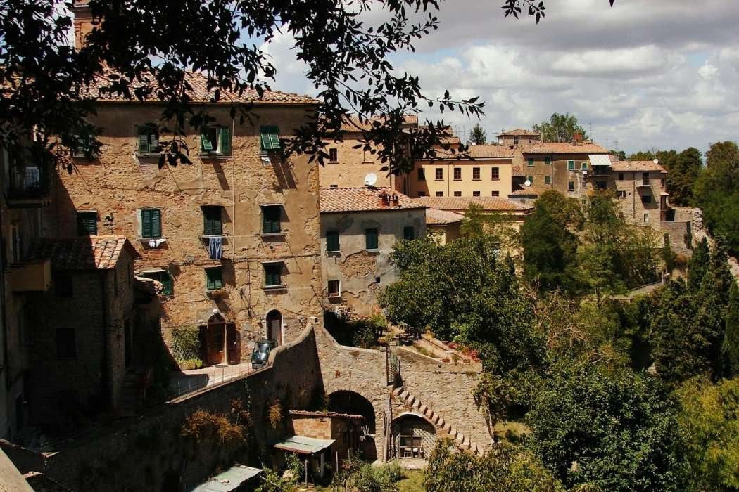 Blick auf Häuser von Volterra aus Stein