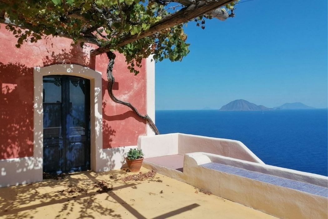 Haustür mit Terrasse und Meer in Hintergrund auf Alicudi
