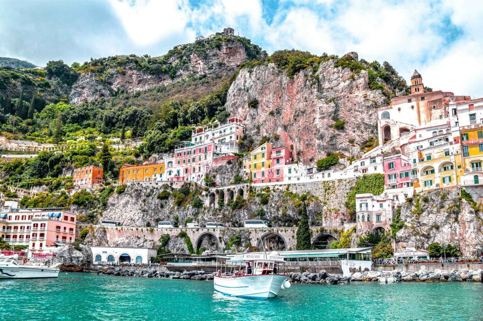 Blick auf Amalfi an der Amalfiküste vom Wasser aus