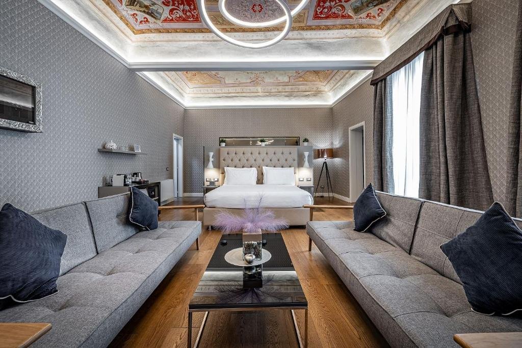 Hotelzimmer mit Fresken und modernen Möbeln in Florenz