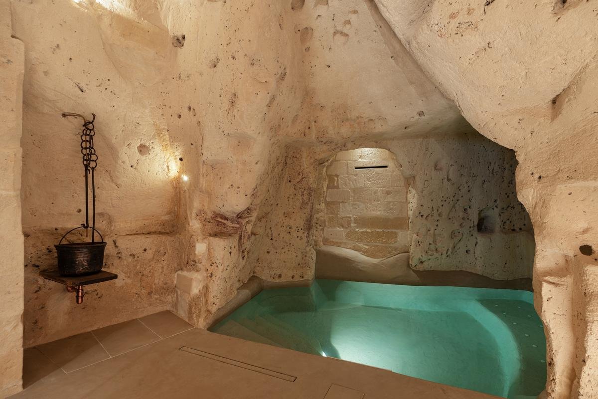 Kleiner Pool in Höhle mit Kerzen