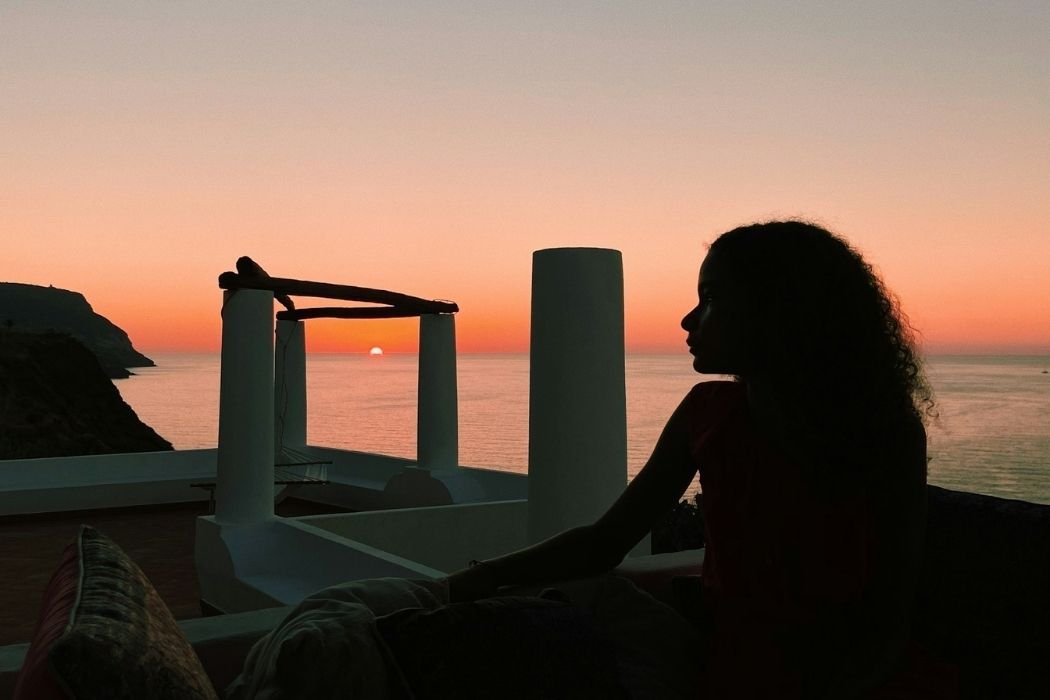 Frau-Silhouette zum Sonnenuntergang auf Panarea