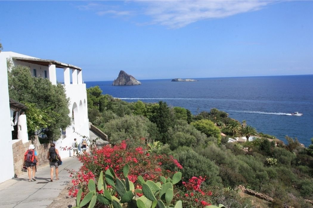 Straße auf Panarea mit Meer im Hintergrund