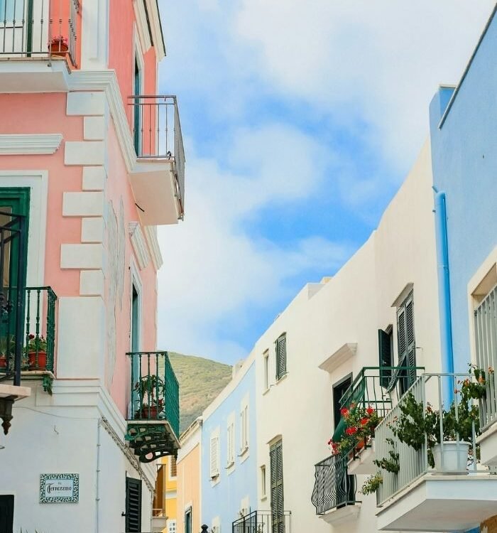Gasse mit bunten Häusern auf Ponza