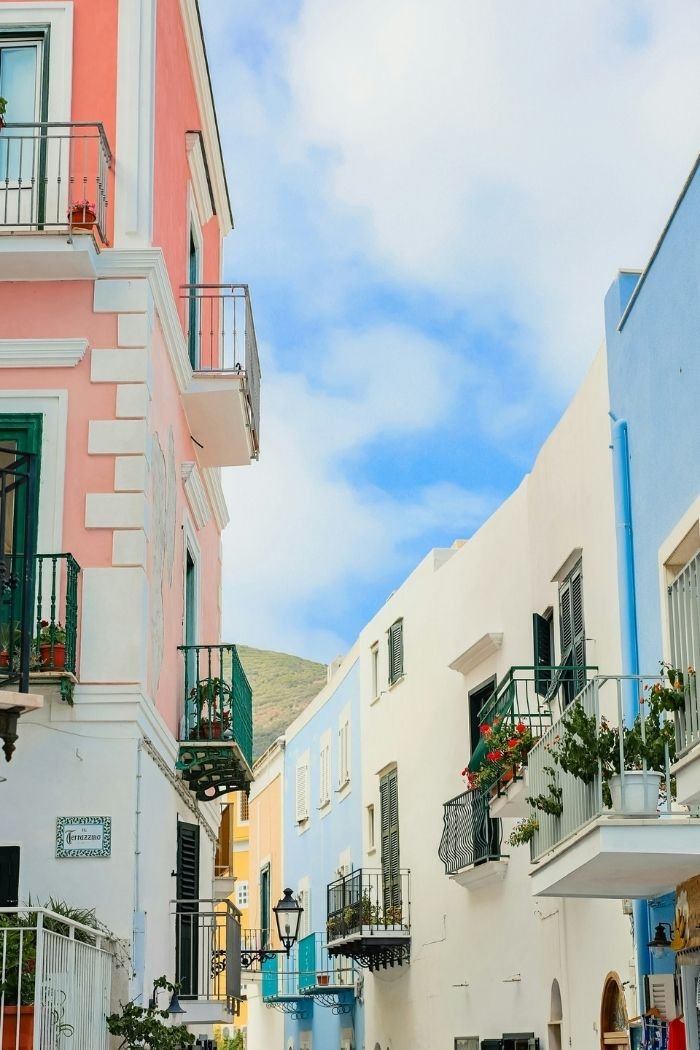 Gasse mit bunten Häusern auf Ponza