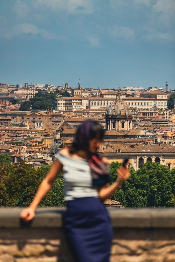 Frau unscharf auf Aussichtpunkt Gianicolo in Trastevere in Rom