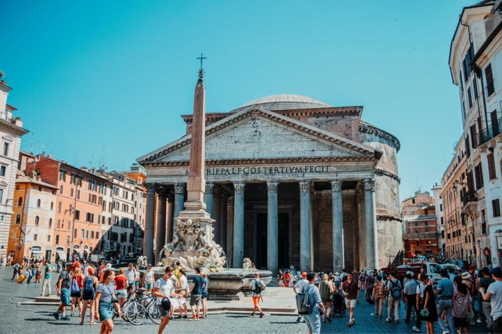 Blick auf Platz des Pantheon in Rom mit Menschen und Obelisk