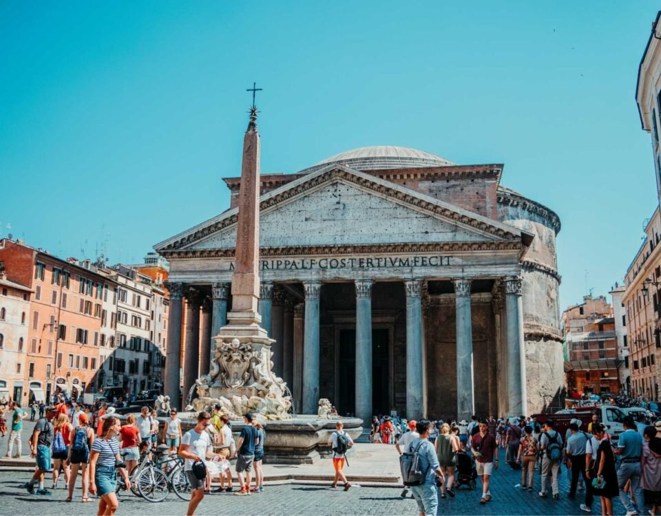 Blick auf Platz des Pantheon in Rom mit Menschen und Obelisk