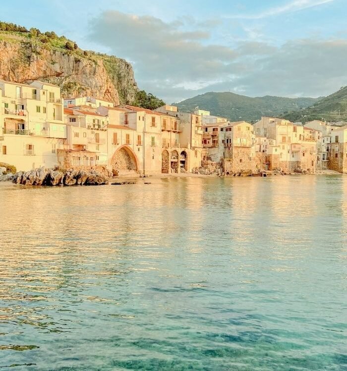 Blick auf Cefalú auf Sizilien vom Meer aus bei Sonnenuntergang