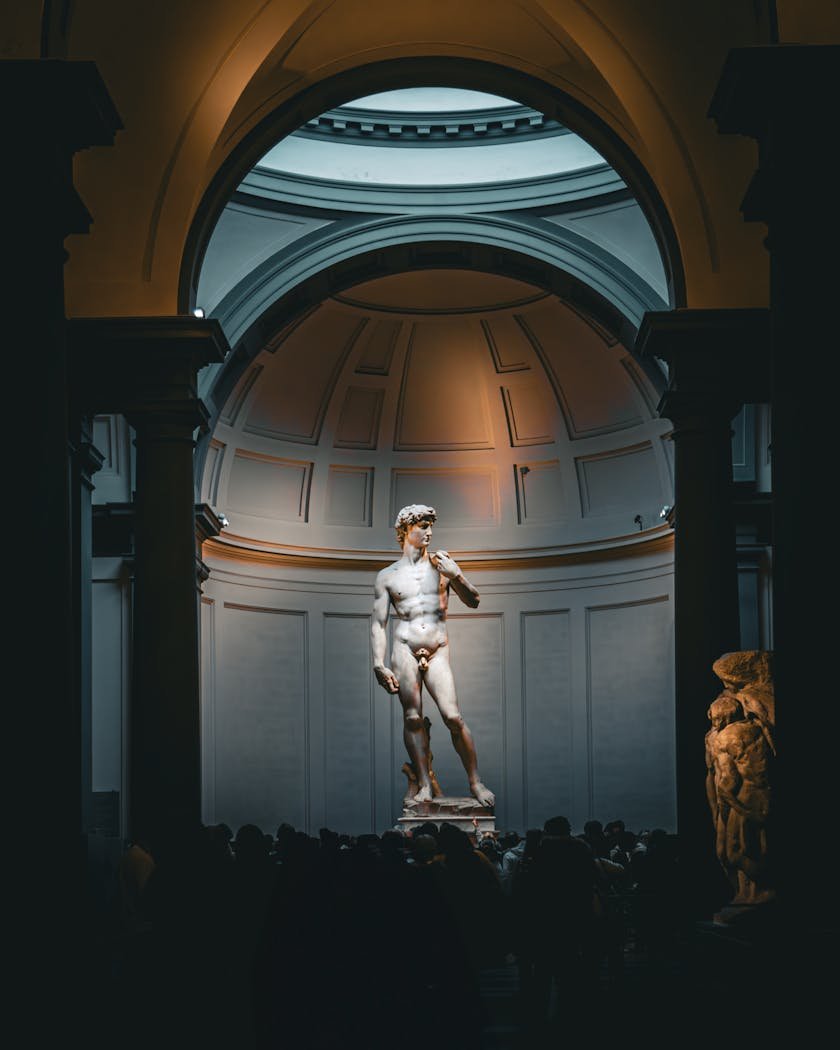 David von Michelangelo in der Galleria dell'Accademia in Florenz mit Silhouetten von Menschen