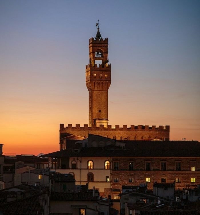Blick von weitem auf den Turm vom Palazzo Vecchio in Florenz bei Sonnenuntergang