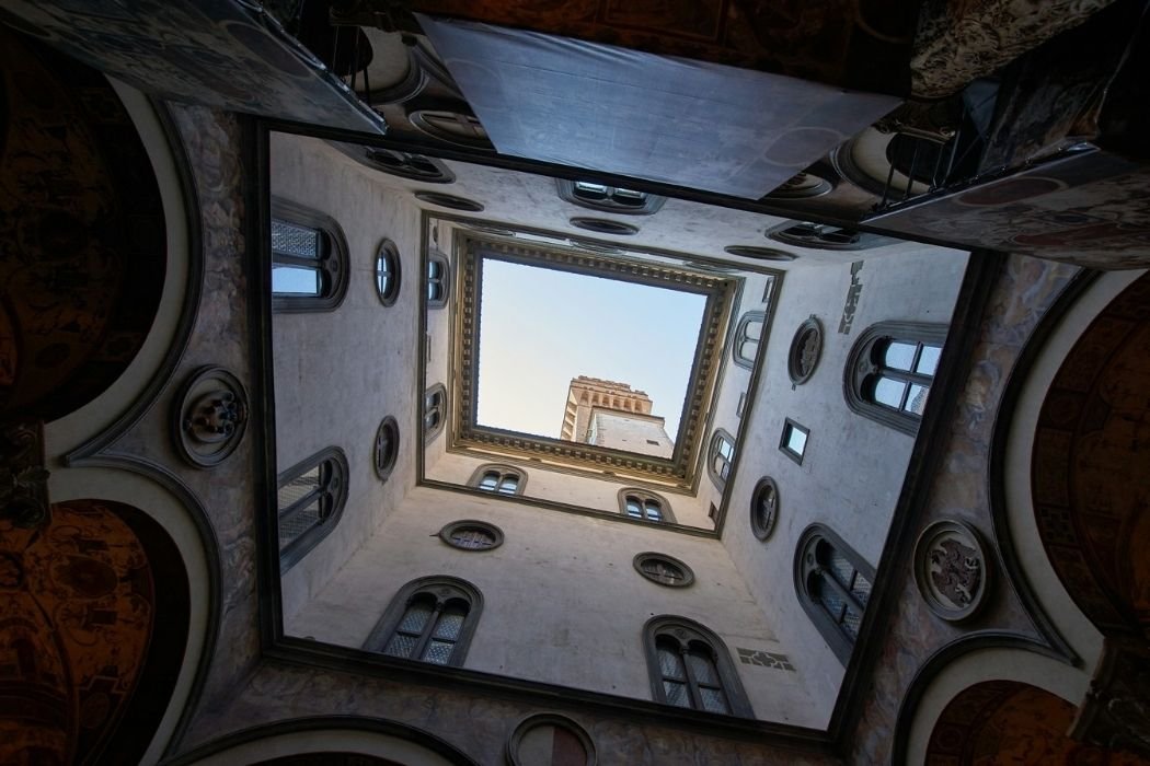 Blick nach oben aus Innenhof des Palazzo Vecchio in Florenz
