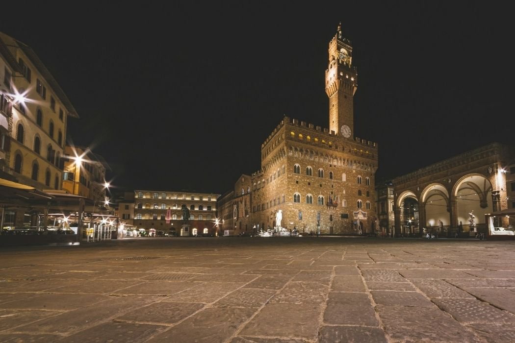 Blick auf Piazza della Signoria bei Nacht in Florenz mit Palazzo Vecchio