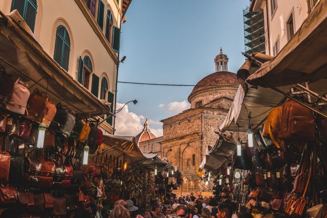 Markt San lorenzo in Florenz mit Marktständen und Lederwaren und Köpfen von Menschen