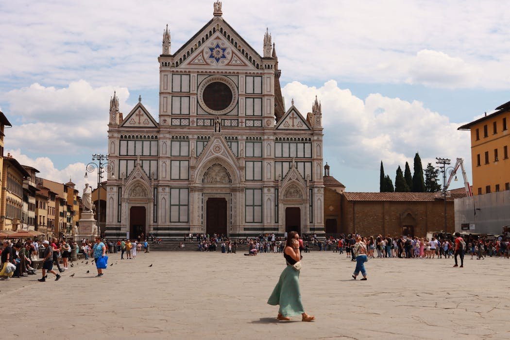 Piazza Santa Croce in Florenz mit Basilika im Hintergrund und vereinzelten Menschen auf dem Platz