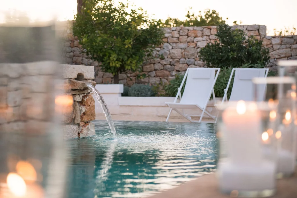 Pool mit weißen Liegestühlen