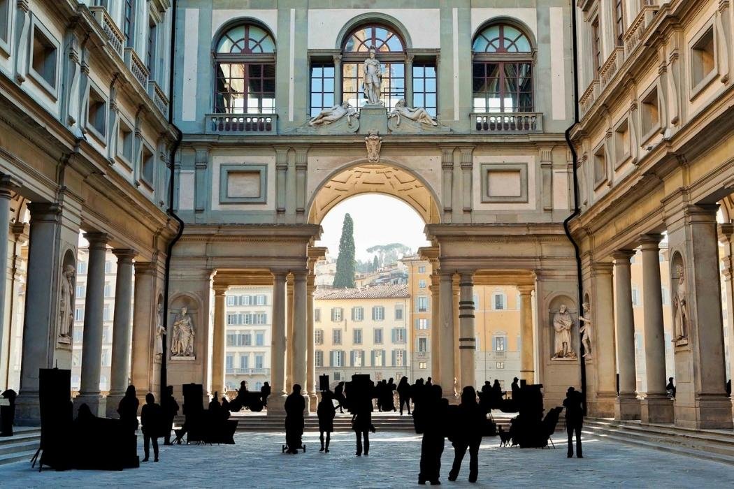 Innenhof der Uffizien in Florenz mit Menschen