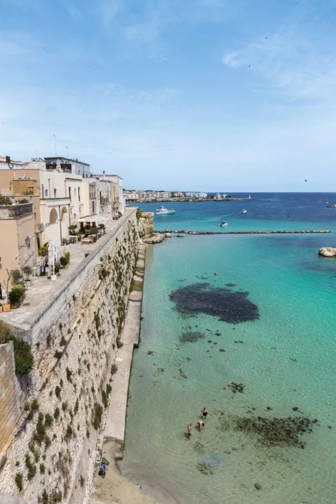 Blick von der Hafenpromenade in Otranto auf das Meer