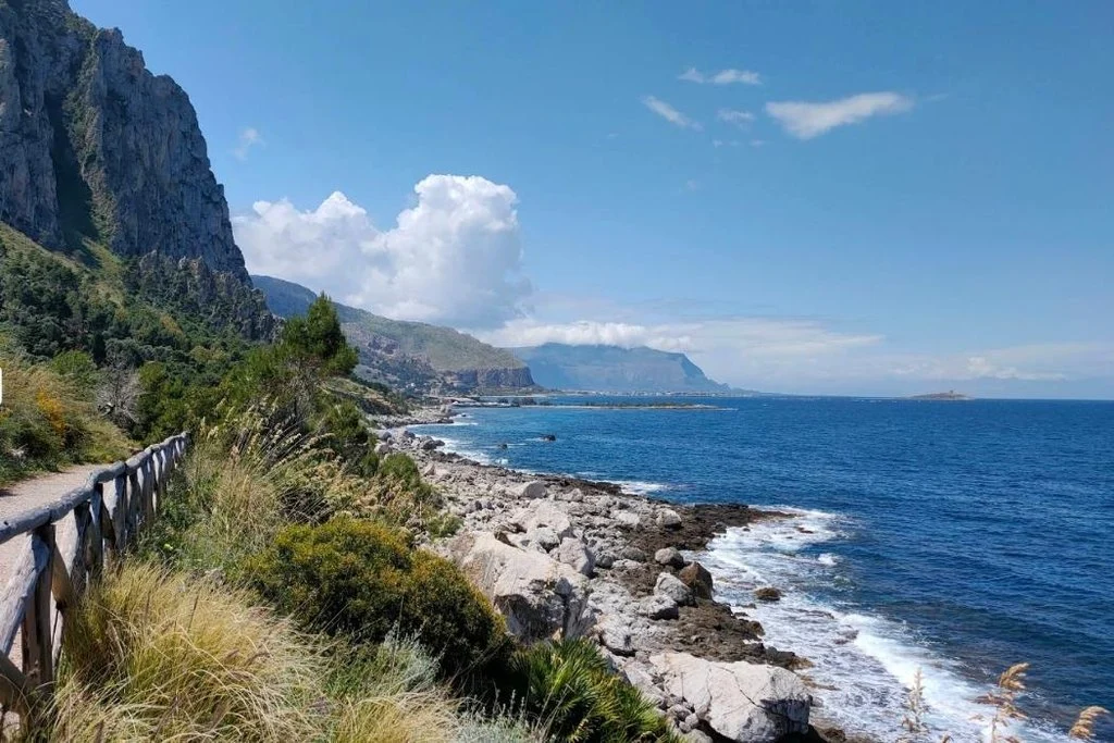 Felsige Küste mit Wanderweg bei Palermo