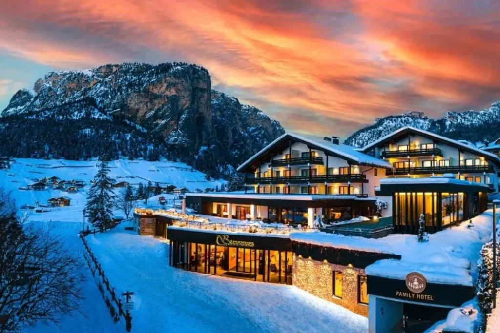 Hotel Biancaneve im Schnee in den Dolomiten zum Sonnenuntergang