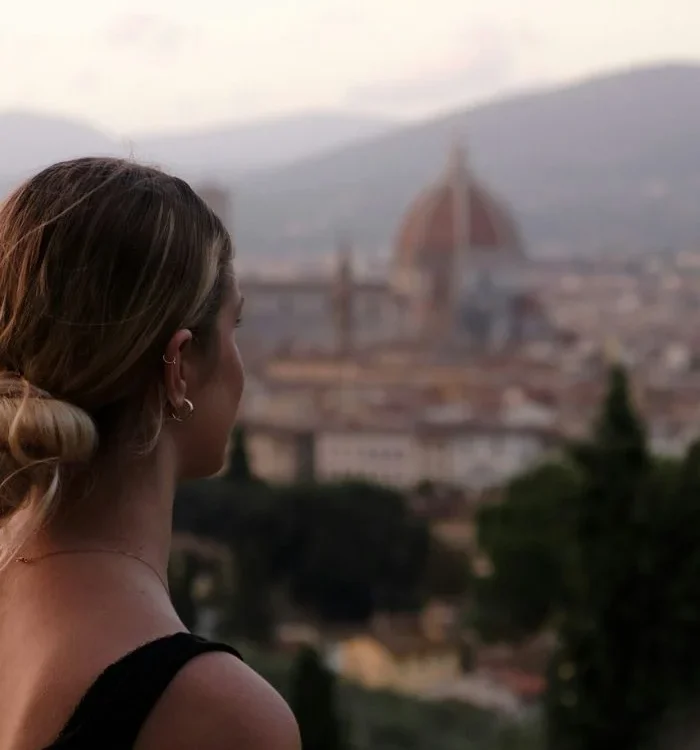 Frau blickt auf Florenz
