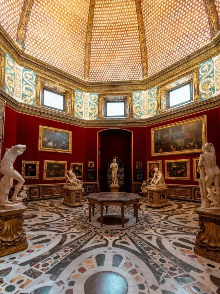 Florenz Uffizien Saal mit roten Wänden und Statuen
