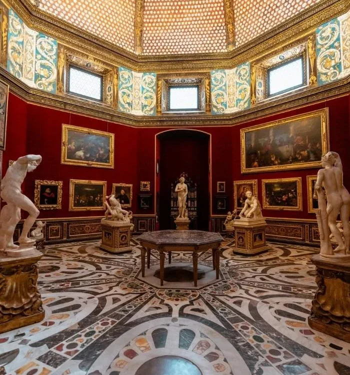 Florenz Uffizien Raum mit roten Wänden und Kuppeldach