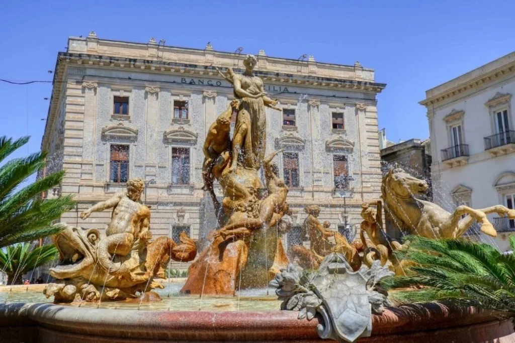 Piazza d Archimede in Siracusa mit Brunnen und Statuen